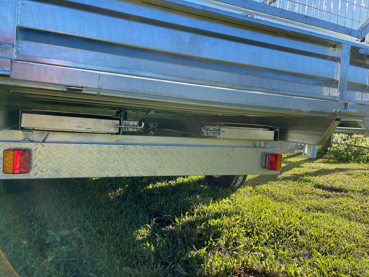 Ozzi Trailers 12x7 Three Way Hydraulic Tipper Trailer
