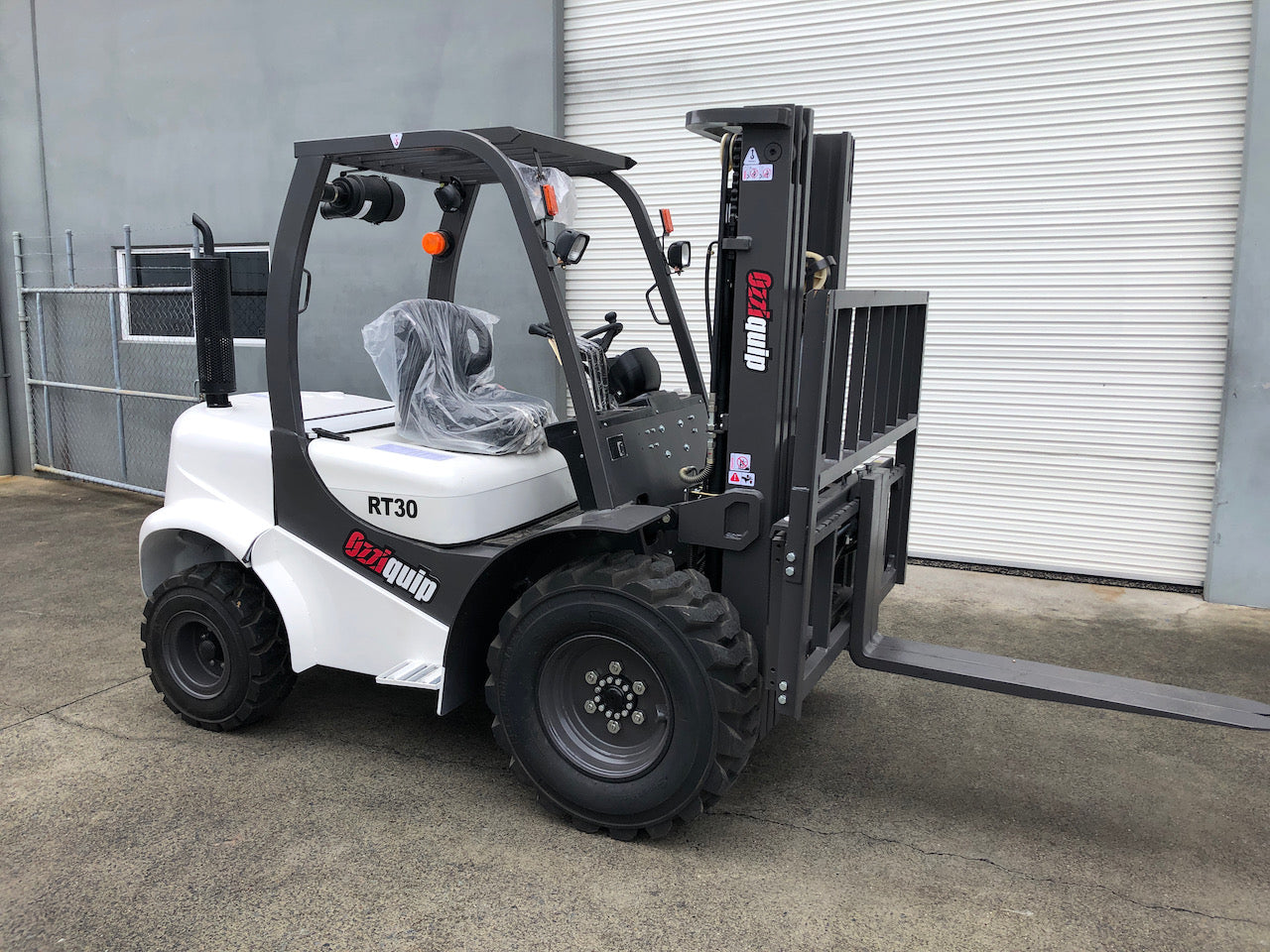 Ozziquip Terrain Forklift 3500kg with 3 Stage Container Mast