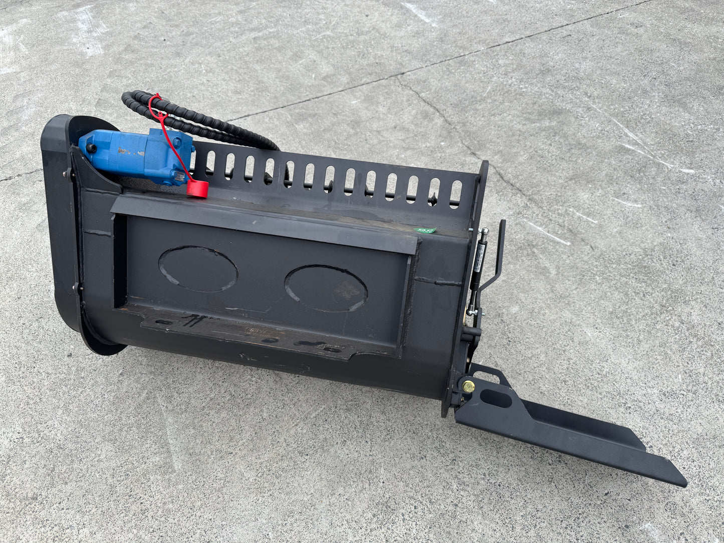 Ozziquip Hydraulic Mixing Bucket for Mini Loader